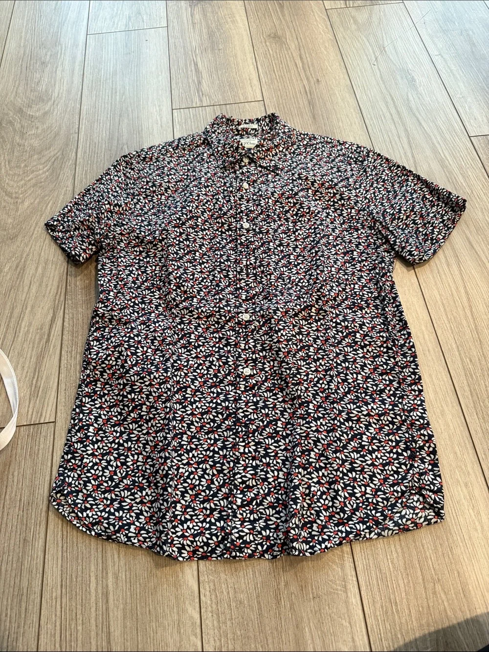 J. Crew Men’s Navy Short Sleeve Button-Down Shirt Red & White Floral Print Small